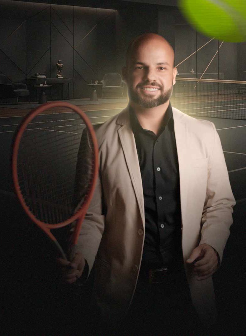 Daniel Moraes, treinador mental de tenistas, com raquete em quadra